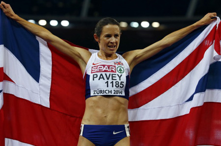 Jo Pavey ăn mừng chiến thắng tại đích đến.